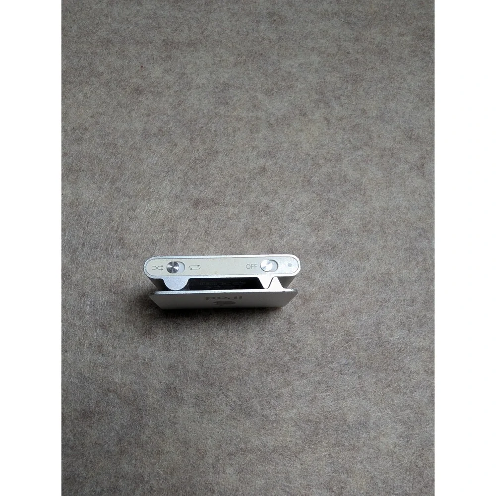 Apple iPod Shuffle 2nd Generation Silver A1204 MP3 Player Untested